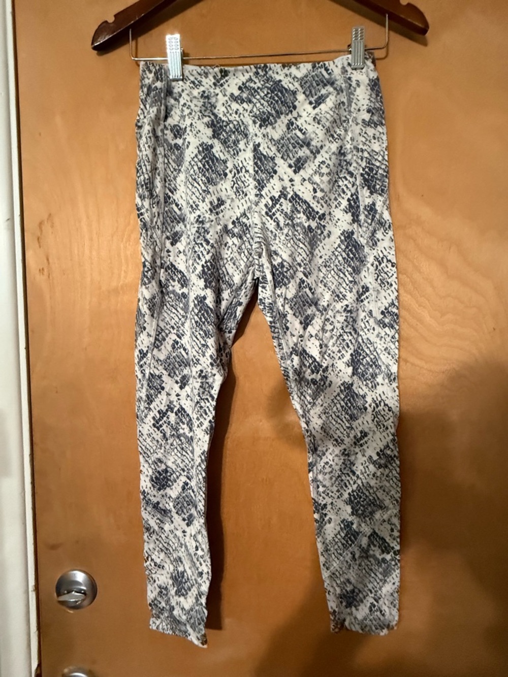PINK Victoria's Secret Blue and White Snake Print Leggings